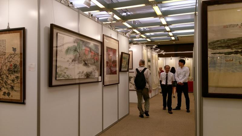 台灣富德2016年春季拍賣會拍賣今日舉辦預展，吸引多位民眾前來一睹大師風采。