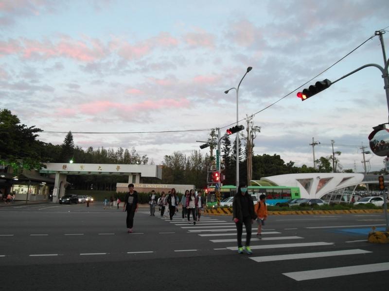 沙鹿區兩所主要的大專院校靜宜大學和弘光科大在外租屋的學生約有17000多人，套房平均租金5000~6000元為大宗。