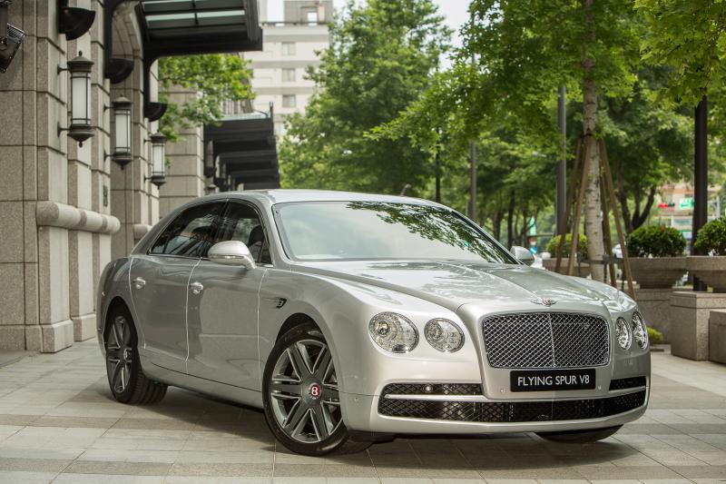 BENTLEY HOME旗艦店開幕現場同時展示Bentley Flying Spur V8，展現Bentley英倫氛圍。(圖/業者提供)