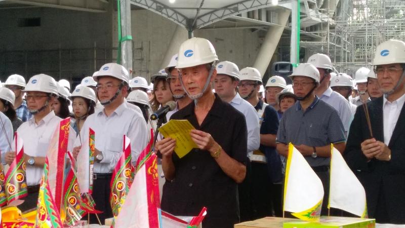 今日遠雄企業團董事長趙藤雄率領員工於大巨蛋祭祀。