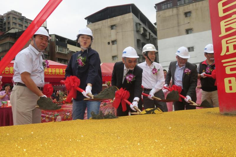 台北市府以專案加速推動都更，圖為內湖合家歡社區動土。(本報資料照)