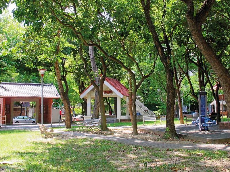 社區旁有中清、長青公園環繞，住宅環境佳。