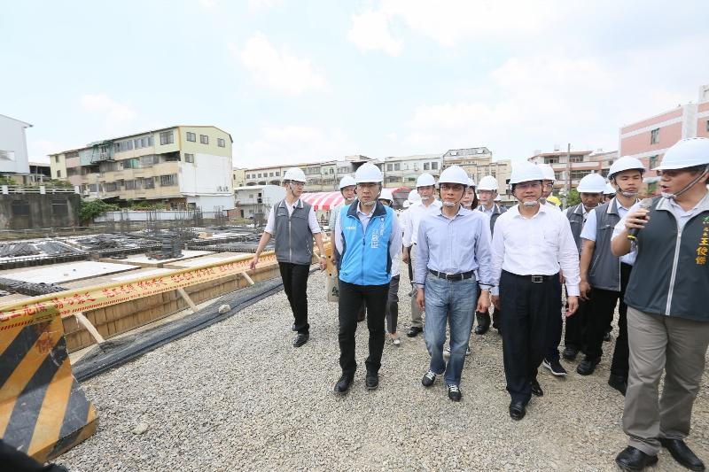 今年中市長林佳龍陪同行政院長林全前往豐原安康段基地視察台中首座社會住宅。