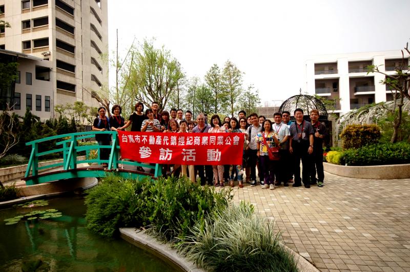 高雄建築園冶獎的舉辦，帶動高雄優質大樓社區景觀與公設規劃升等，鑫富都建設仁武區「莫內花園」得獎大樓案，營造出人文藝術氛圍，讓住戶享受良好居住品質，讓台南市代銷公會參訪團為之驚豔。
