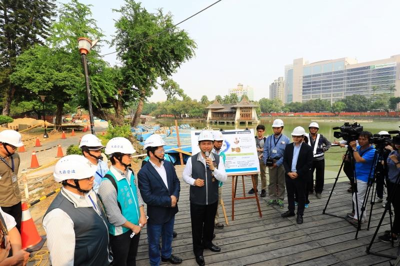 台中公園日月湖目前正進行百年來首次大規模清淤，預計農曆年前可再度開放。