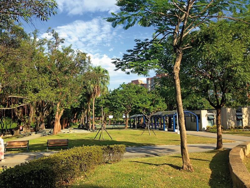 榮星花園占地餘萬坪，是台北市中心難得的大型綠帶。