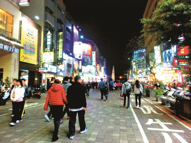 逢甲大學旁有知名的逢甲夜市，目前有69間店面待租。