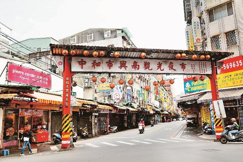 捷運附近有興南夜市及各式連鎖商家，非常熱鬧。