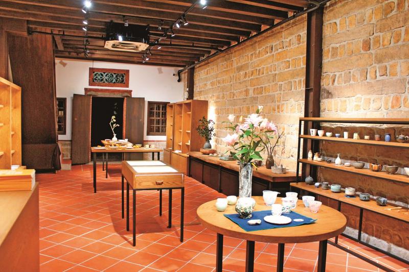 「綻堂蒔光」的展覽空間為百年石牆與菱格紅磚地板，老房的展場充滿獨特的人文氣質。(綻堂蒔光提供)