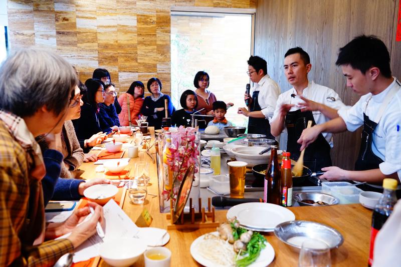 陸府建設邀請中部知名的義式餐館拼圖食庫主廚阿偉、阿飛為住戶示範創意年菜。(圖/立智公關提供)