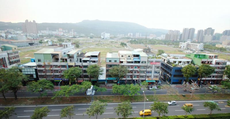 產署南區分署在年後立刻標售高雄市精華區26宗國有土地，其中位於中都重劃區鄰近美術館園區的326坪住四土地，最受業界矚目，可望吸引建商搶標。