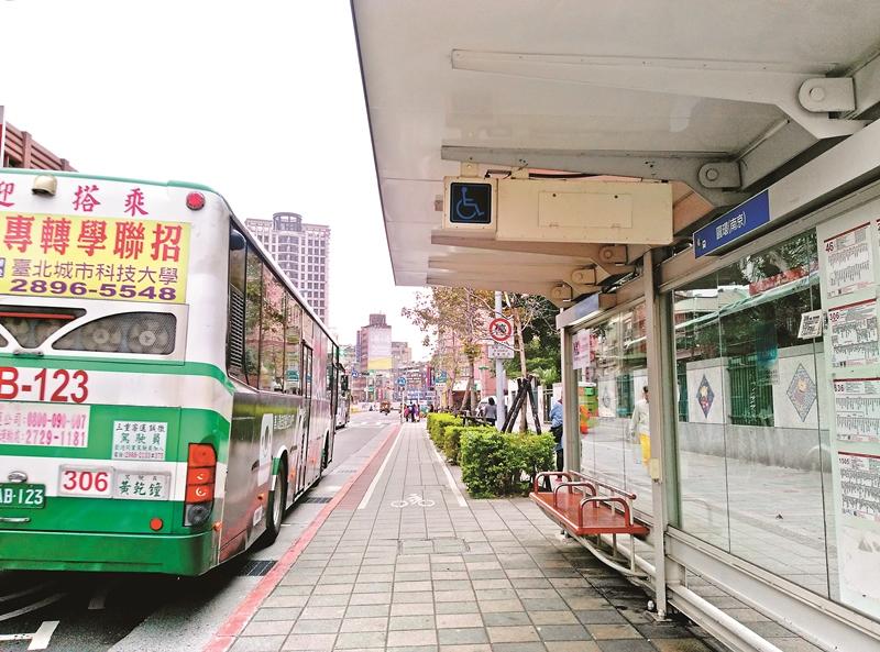 台北圓環周邊有許多公車班次，大眾運輸便利。