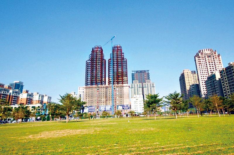 消費者對建築耐震性能要求標準提高，高雄建商也不惜高成本，引進中鋼構的SRC鋼骨鋼筋混凝土結構系統，在農十六特區興建超高層豪宅大樓，滿足豪客對居住安全的需求。