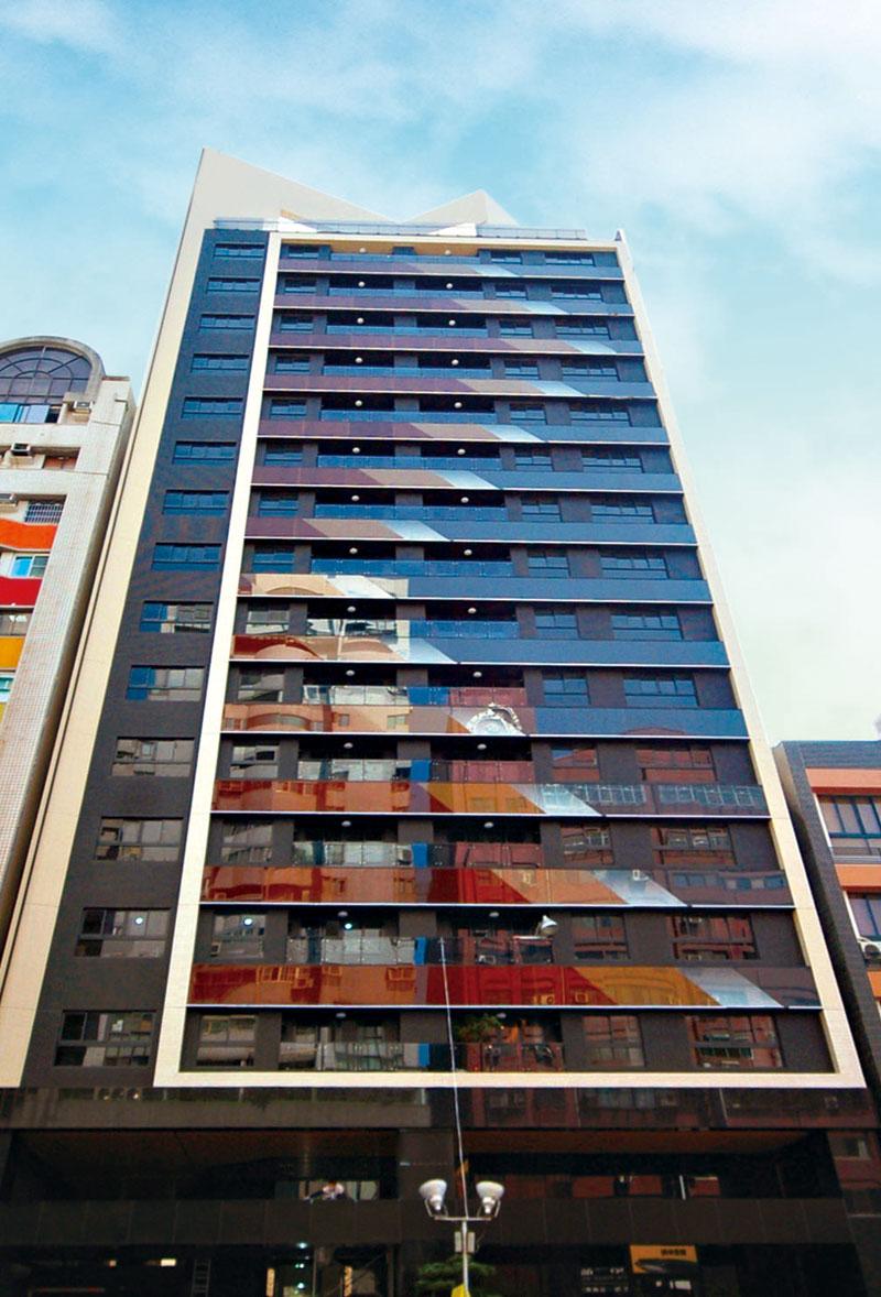 龍鉅建設在高市前金區七賢二路旁，新完工推出「MY OCEAN」輕豪宅水景大樓案，外觀利用大量玻璃表達波浪建築意象的時尚特色，結合高質感空間規劃，凸顯精品建築定位取向。