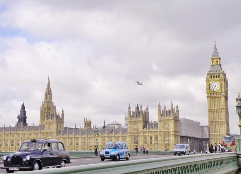 英國房產市場未受脫歐議題干擾，加上英磅大貶，海外資金相繼在倫敦買樓。(本報資料照)