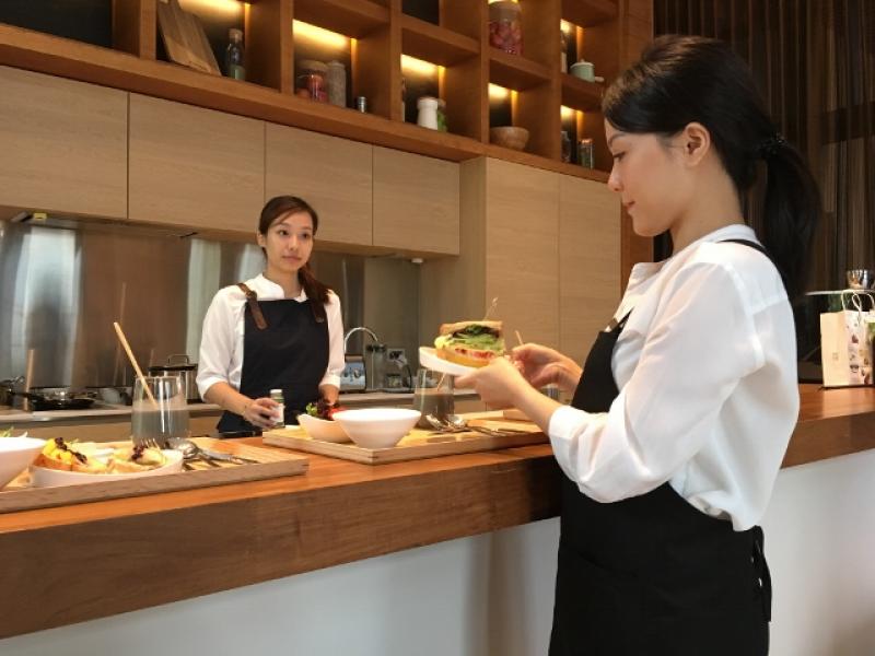 陸府建設在社區推行生機飲食，住戶可利用手機APP預約點餐。