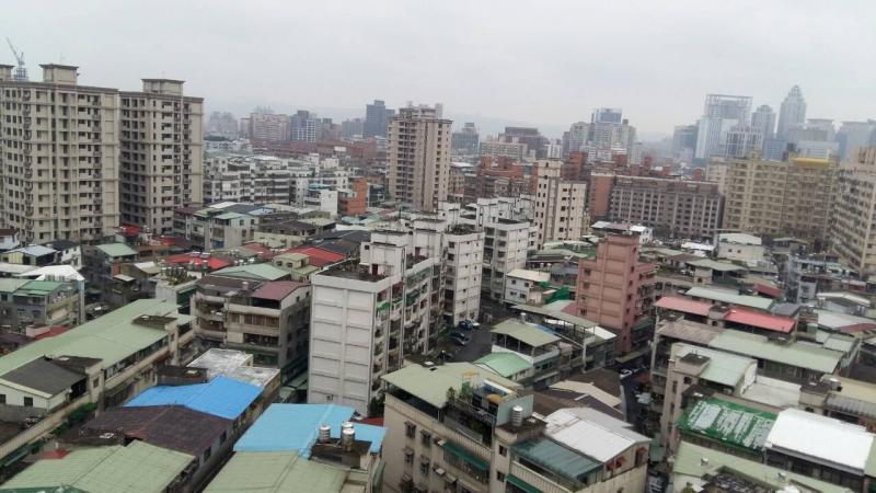 老屋都更之路漫長，讓台北市各行政區公寓交易量下跌。