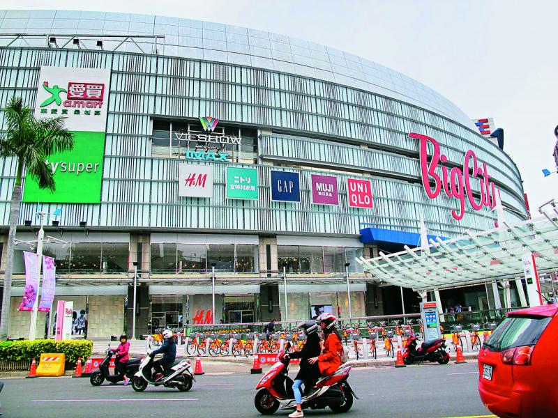附近有巨城百貨、新光三越，生活機能佳。