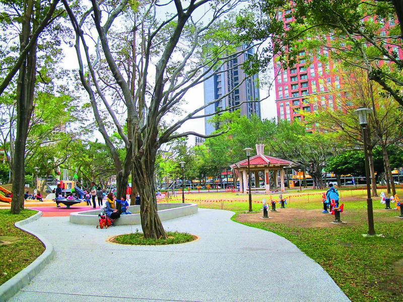 中央公園綠帶環繞，環境舒適。