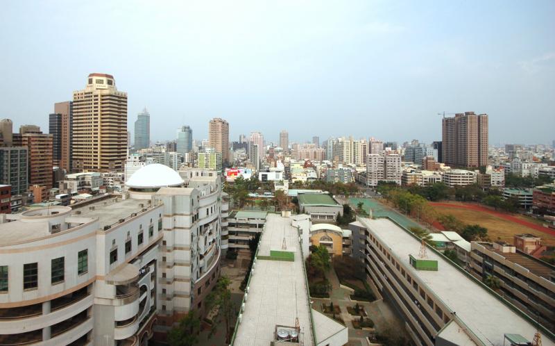 4月份高雄市區有多筆公有土地大舉標售，不乏位於市區精華地，引起建築業界高度矚目，但底價偏高的土地，仍多面臨流標窘況，顯示建商對後市依然謹慎。