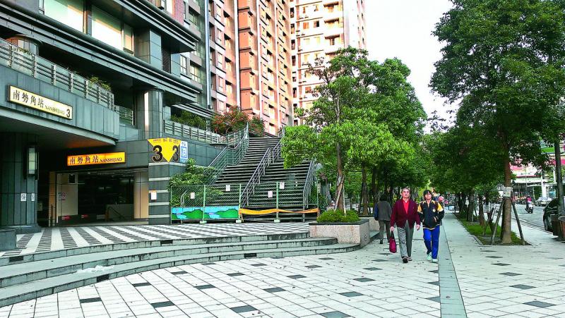「陽光PARK」社區規劃捷運接駁車，至捷運南勢角站約8分鐘。