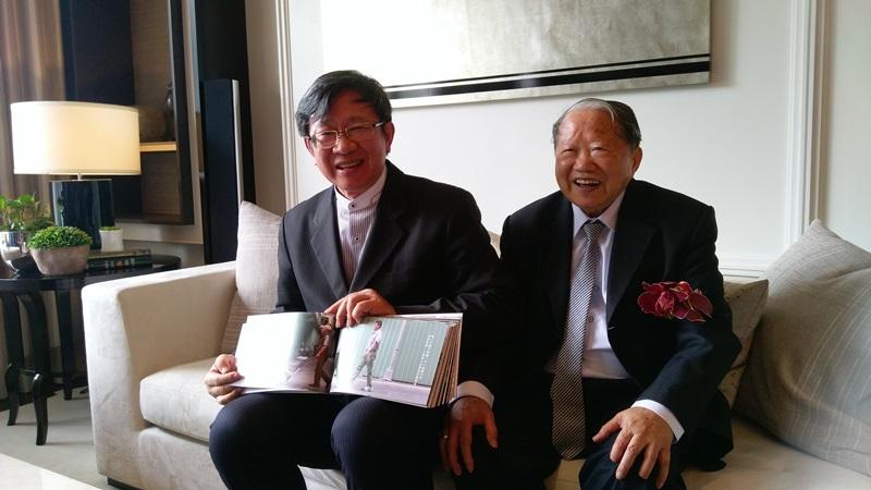 太平洋房屋董事長章民強(圖右)董座位置交棒給專業經理人，圖為章民強出席「太平洋之森」慶完銷記者會現場。