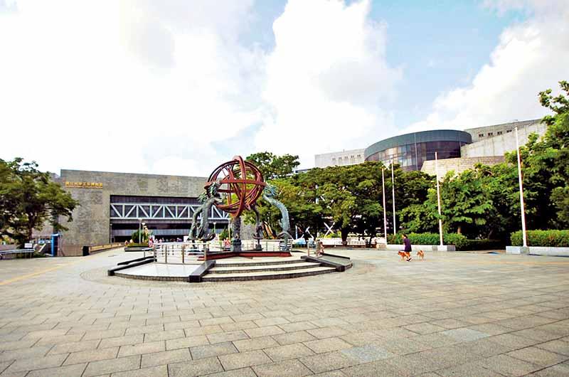 高市憲政生活圈，坐擁綠地環境與鐵路地下化建設，串連文化中心與市區百貨商圈，成為完整生活圈型態，帶動高檔透天別墅市場成長。