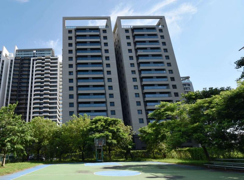 友友建設在高雄大學二十街旁推的「友友大學道」，坐擁綠意優質環境，吸引首購客戶搶進，已邁入最後出清階段。