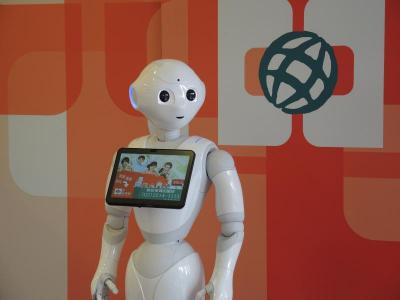 房仲機器人會介紹還會跳舞 專吸過路客