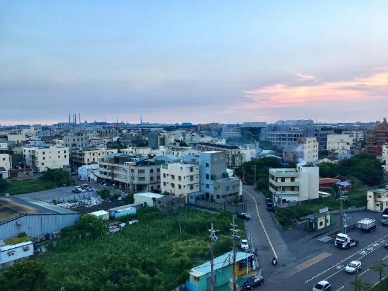 長期發展停滯的台中海線地區在三井投資案動工之後，軌道建設及社會住宅也跟上發展腳步。