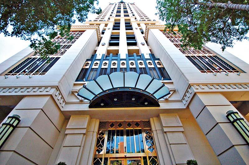 興富發建設在高市文化中心生活圈民族二路旁，新完工推出「國王一號院」景觀豪宅大樓案，強調地段環境優勢與建築雄偉氣勢，吸引多金豪客上門興趣。