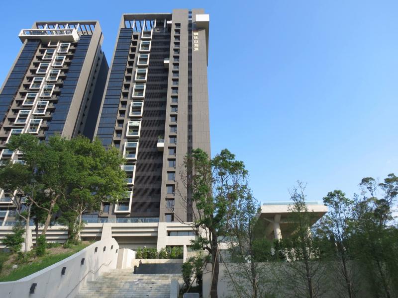 任爸以Selina妹妹任容萱名義購置紅樹林景觀宅「鄉林山海滙」，該案分為「山滙」、「海滙」二區。