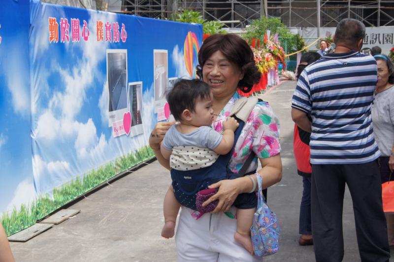 動土典禮時，原住戶開心帶著孫子參加。(新北市城鄉局提供)