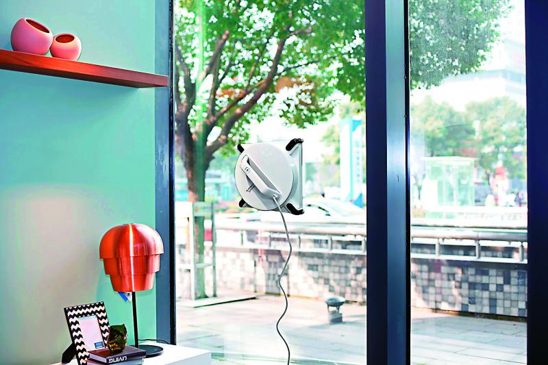 ECOVACS G950搭載Smart Drive獨家分體驅動系統，配備無刷馬達，高速運轉產生強勁真空吸力，提供不限厚度的高吸附力，依照窗戶大小、髒污程度及平日擦拭頻率選定清潔模式。(ECOVACS提供)