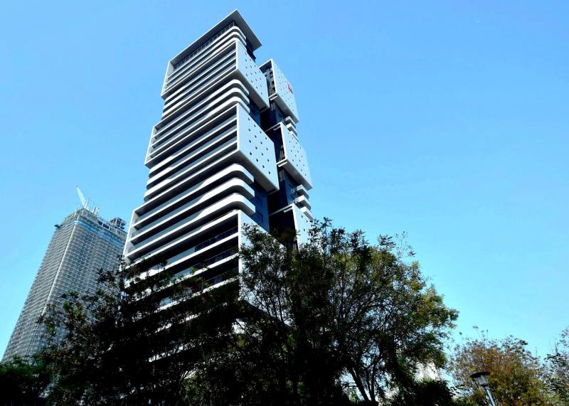 本業建設在前鎮區修成街旁，新完工推出「亞湾の丘」景觀豪宅大樓案，外觀採現代簡約風格，凸顯豪宅建築不凡氣勢與高質感定位。
