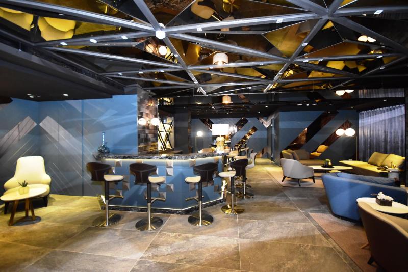 貴賓接待LOUNGE BAR採飯店式設計，設置高檔家具、吧台與藝術裝飾品，增添空間浪漫高雅氣氛。