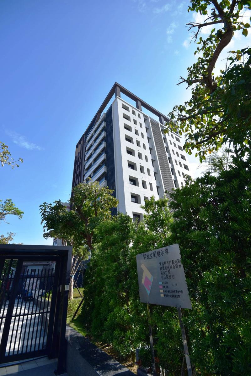 和興泰建設在台南市東區自由路一段旁，新完工推出「德式真諦」景觀大樓案，外觀凸顯現代建築搶眼特色，展現建築高雅氣質。