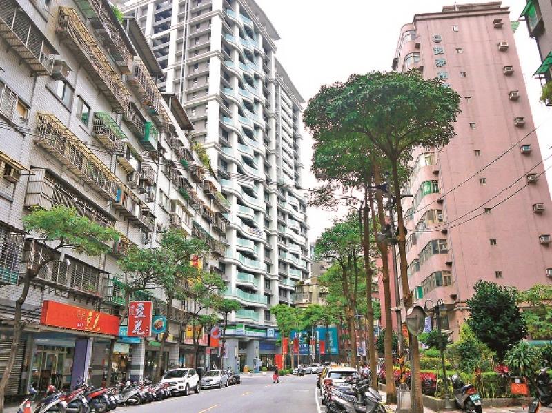 景安站巷弄內住宅氛圍相對靜謐，也有商家提供基本機能。