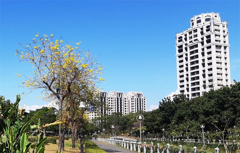 達麗建設在高市三民區河堤路旁，直接面對河堤公園第一排基地，新完工推出「達麗河美」景觀豪宅大樓案，外觀大量運用石材，營造新古典建築特色，結合高質感空間規劃，凸顯精品建築定位取向。