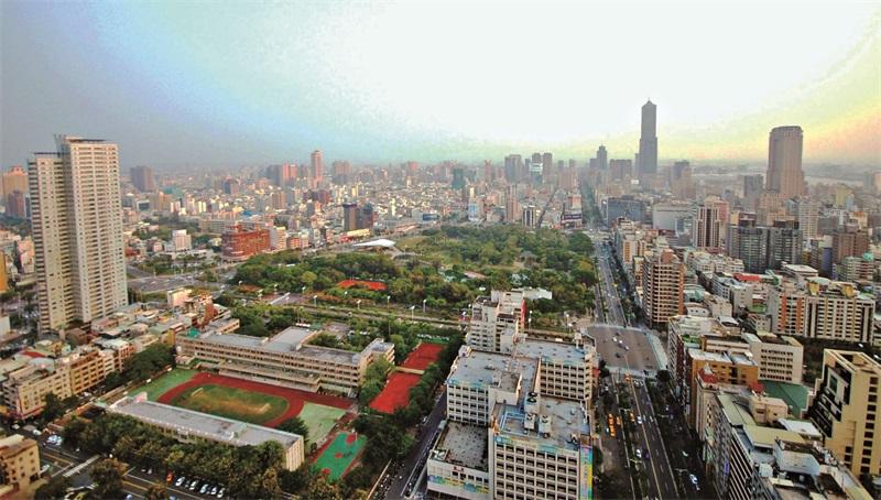 高市捷運橘線O4站區生活圈，坐擁交通路網、百貨商圈與公園綠地多重優勢條件，成為景觀豪宅大樓推案集中區，區域房市前景看俏。