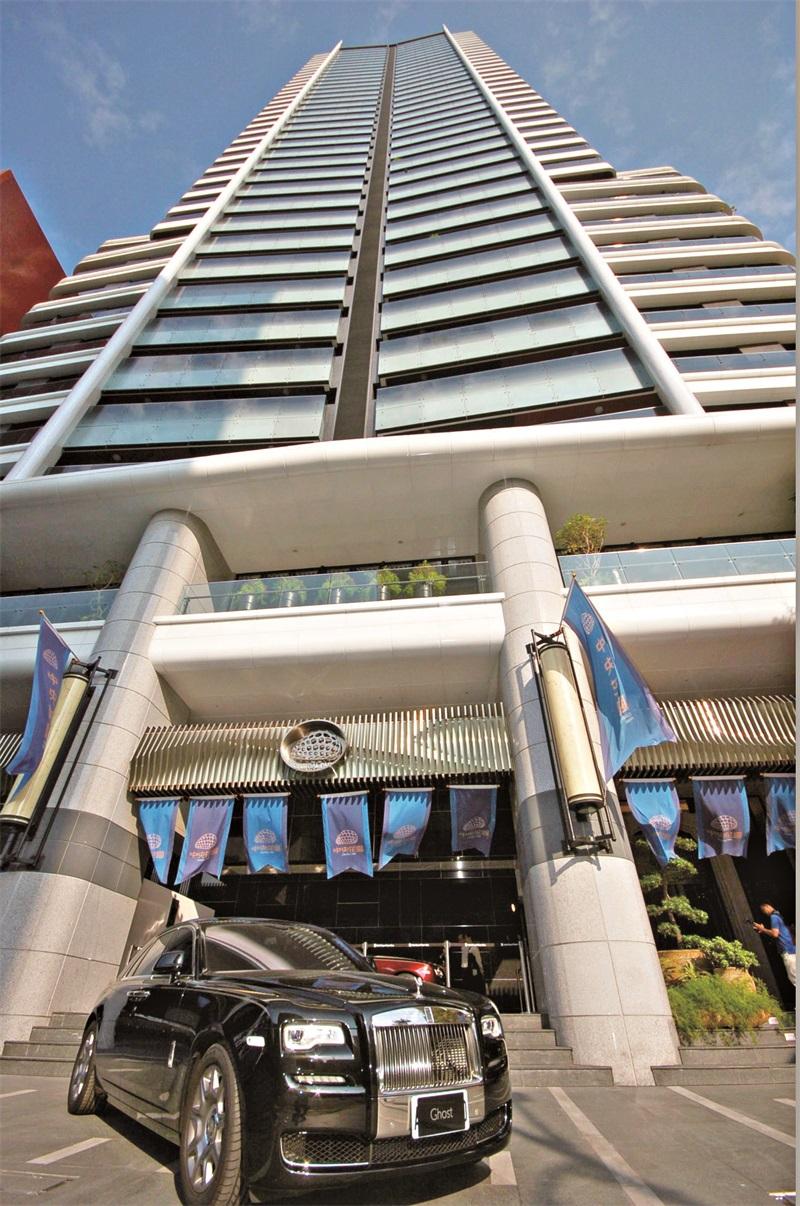  巴巴事業在捷運橘線O4站旁推的「中央花園」景觀豪宅大樓案，規劃樓高37層，坪數122坪的3+1房豪宅產品，每戶價格3288萬元起，高樓層可輕鬆鳥瞰高雄港海景與中央公園綠景。