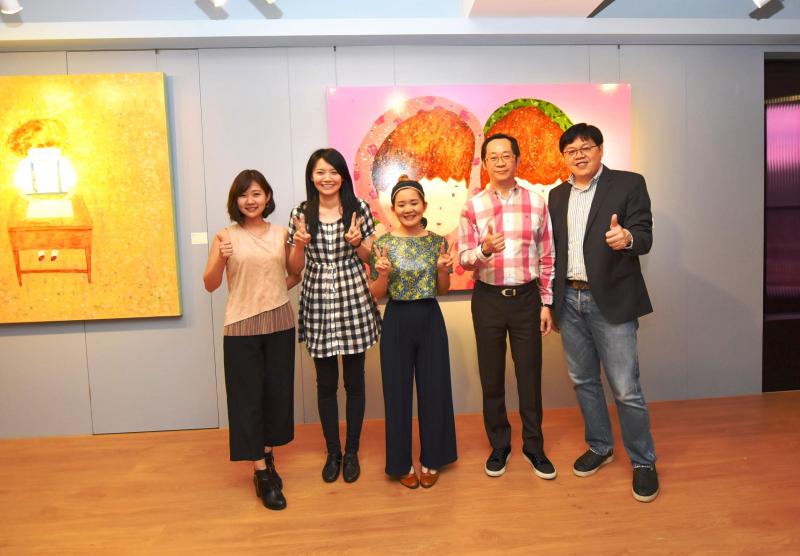 堅山建設在美術館園區青海路旁推的「堅山謙仰」豪宅大樓新成屋案，堅山董事長許國慶(右二)、總經理許智堯(右一)，邀請台北尊彩藝術中心南下，與藝術畫家羅喬綾、游雅蘭，在社區藝術會館舉辦雙人畫展，吸引約70位貴賓前來欣賞藝術畫作。