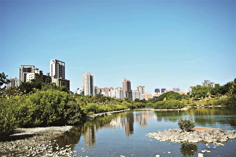 中都溼地公園景色優美，賞景第一排大筆公有地，建商搶標迭創新高地價，日後也將反映至房價。