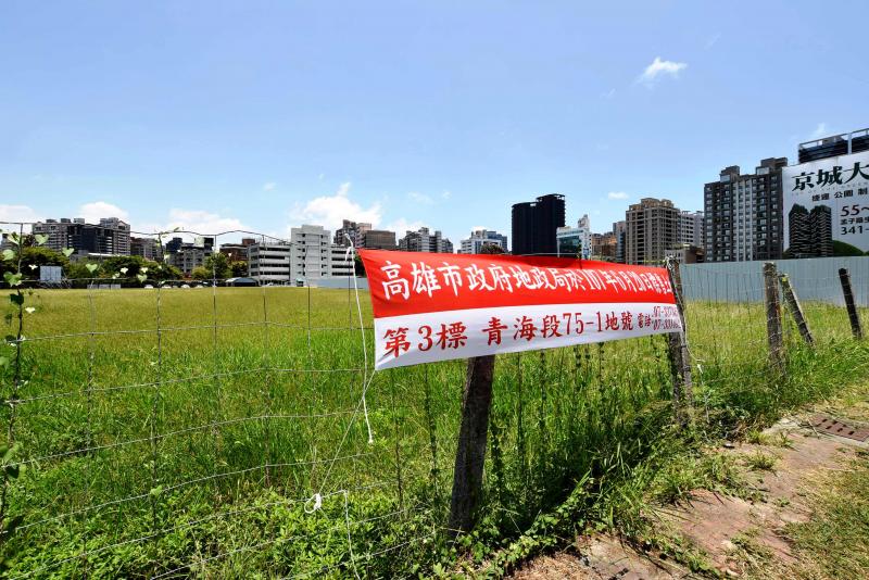 其中一筆位於美術館園區美術東四路、美術北五街口的1808坪住五土地，由城揚建設集團董事長楊振宗以個人名義，以總價約15.6億元、單坪86.3萬元得標，成為最大贏家。