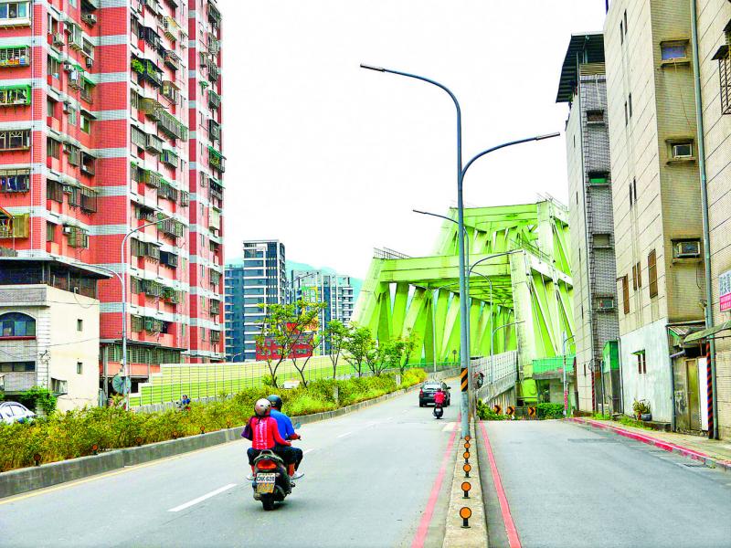同興路新社后橋已完工通車，未來將成為跨河捷運共構橋。
