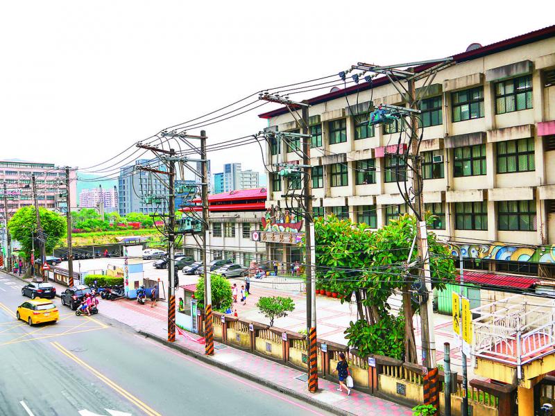 中興路生活圈學區為北峰國小，位福德一路口。