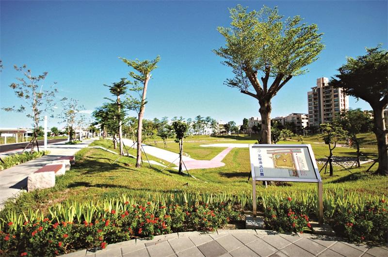 北高雄仁武八卦段84期重劃區，坐擁北屋滯洪公園大片公園綠地優質環境，吸引多家建商進場購地，年底也將成為高質感首購大樓推案新熱區。