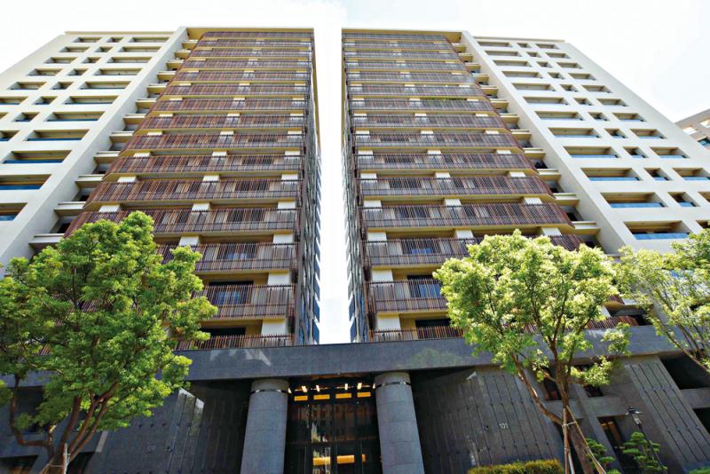 茂盈建設在台南市中西區衛民街旁，新推出「駅前千利修」景觀大樓案，外觀凸顯內斂簡約建築特色，展現建築高雅不凡氣質。