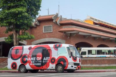 淡海賣房出新招 國際藝術彩繪接駁巴士上路