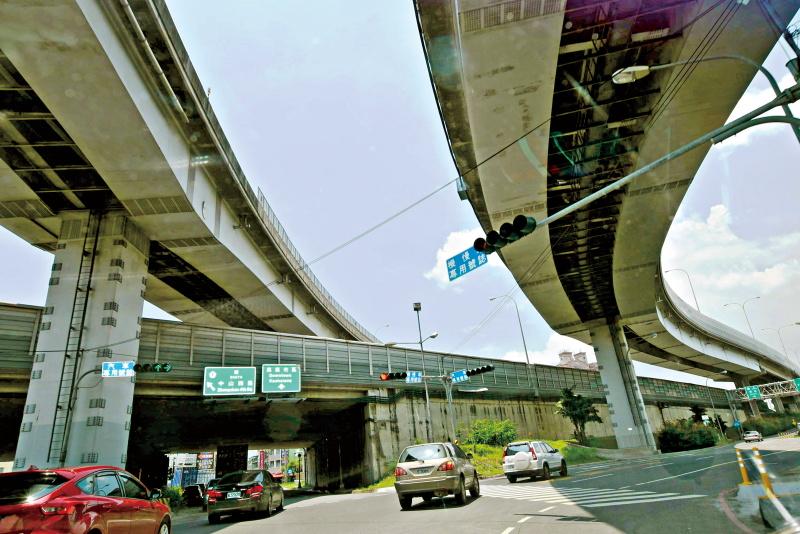 基地可迅速連通中山高瑞隆交流道、台88鳳山交流道，對外交通迅速便利。